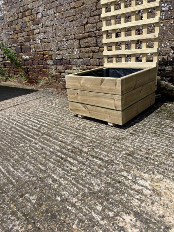 High Square Planter with 100cm Trellis on Feet – Smooth Decking - Image 4