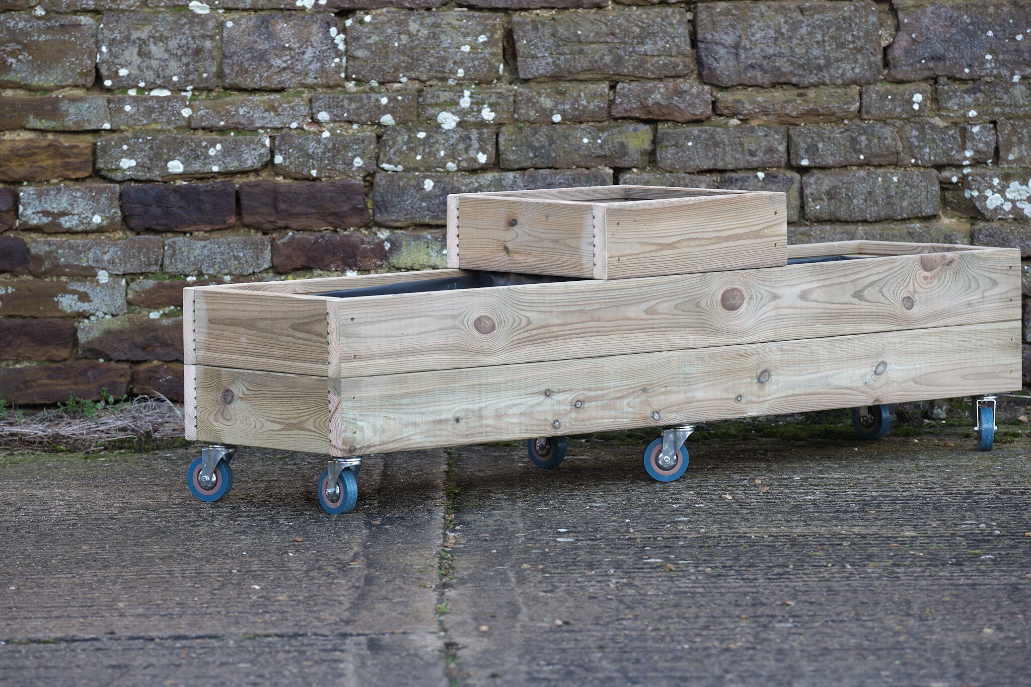 Low Celled Planter on Wheels – Smooth Budget Decking