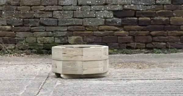 Low Hexagonal Planter on Feet – Smooth Decking - Image 2
