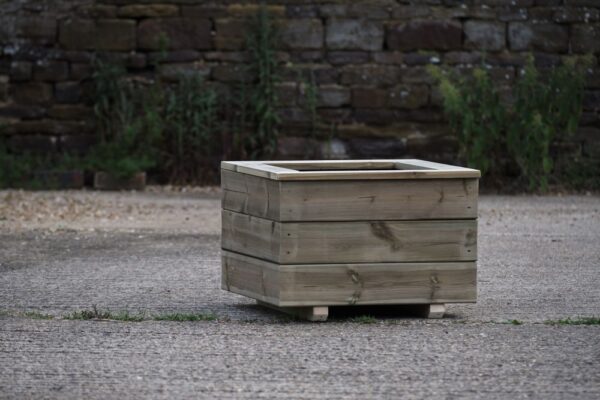 High Smooth Square Planter With Trellis and Capping - Image 4